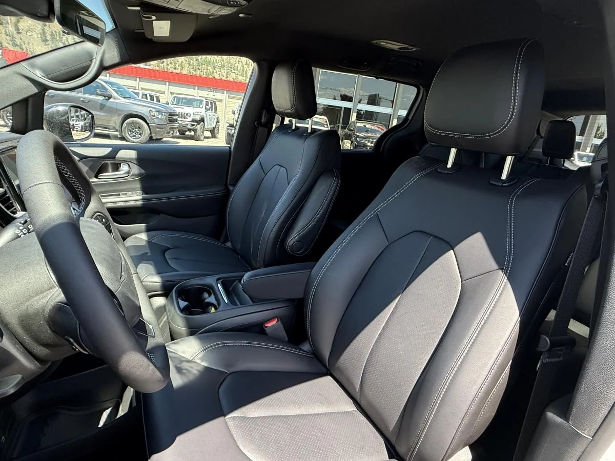 New 2027 White Chrysler SXT image 15
