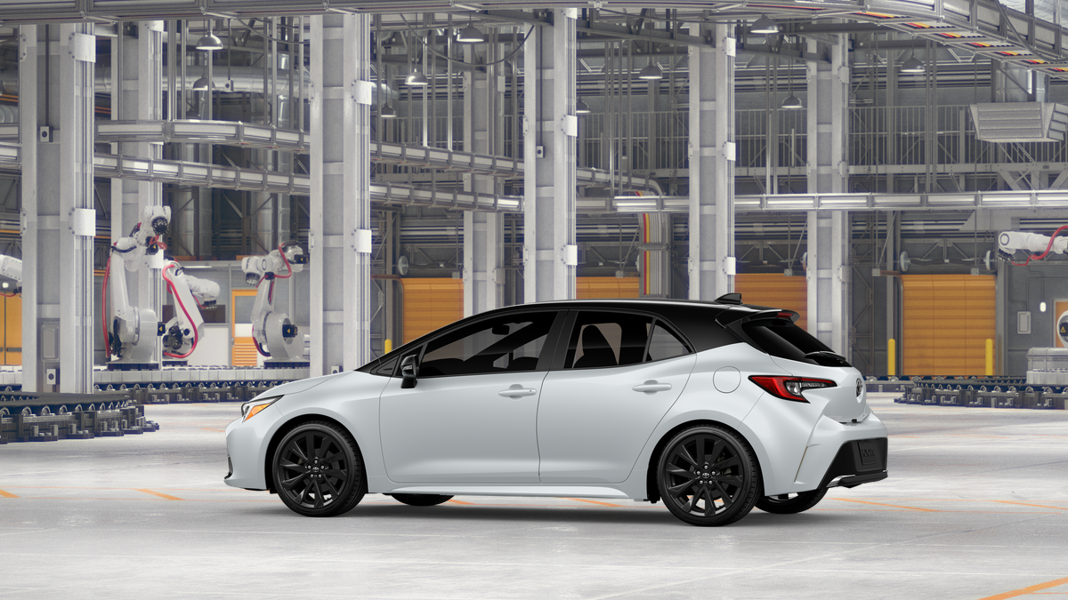 New 2027 Wind Chill Pearl with Black roof Toyota XSE image 5