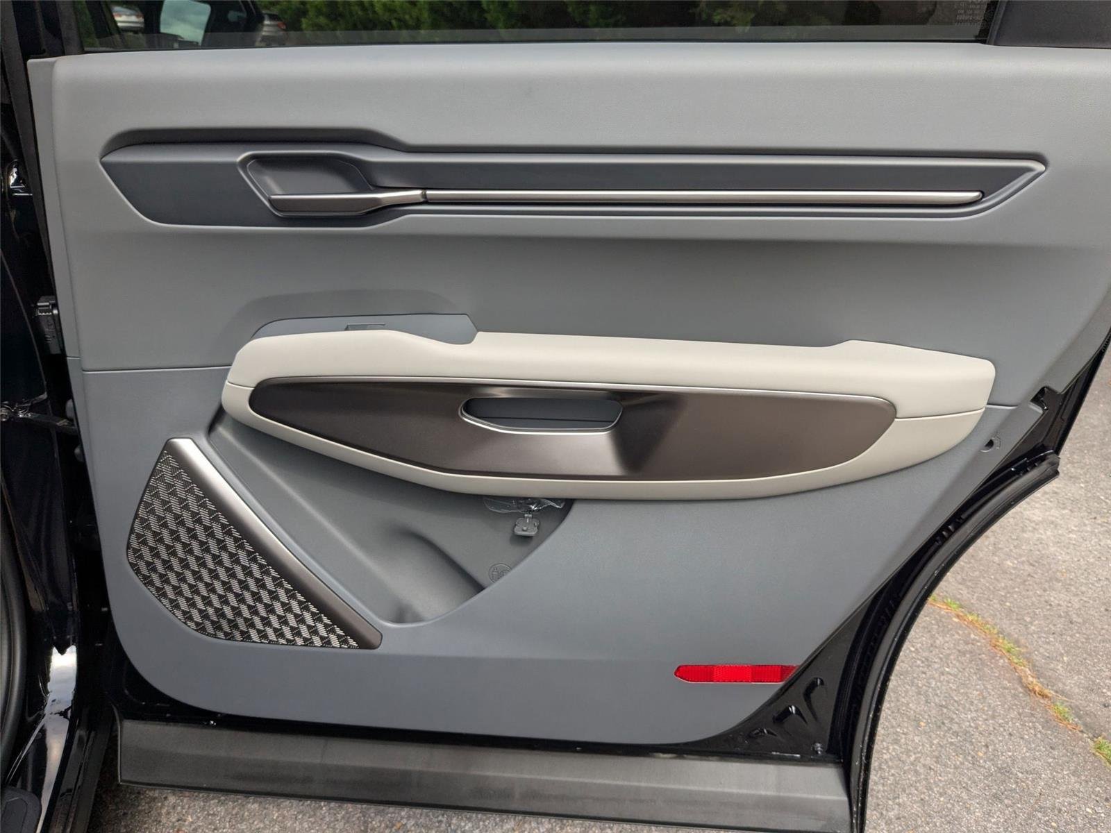 New 2026 EBONY BLACK KIA WIND image 38