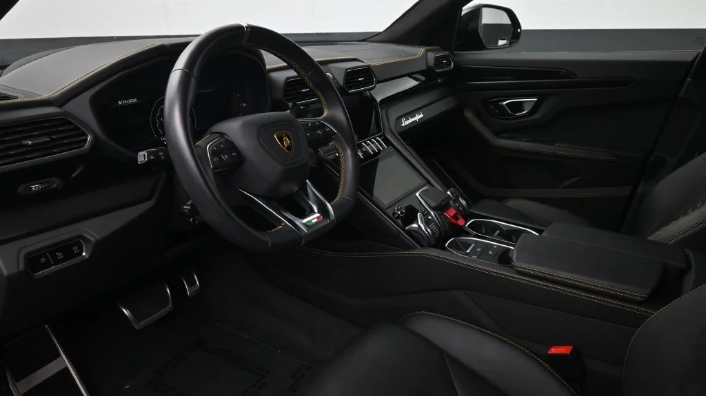 Used 2022  Lamborghini Base image 7