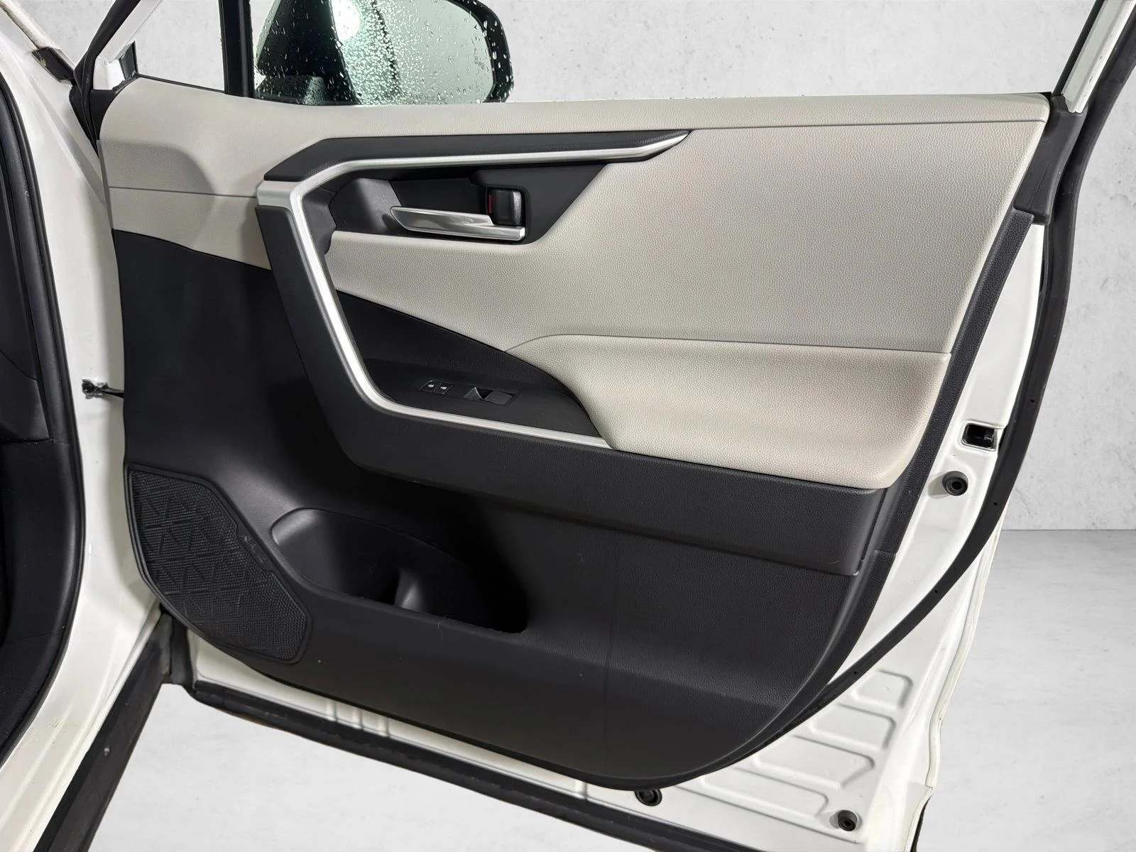 Used 2020 White Toyota XLE Premium image 15