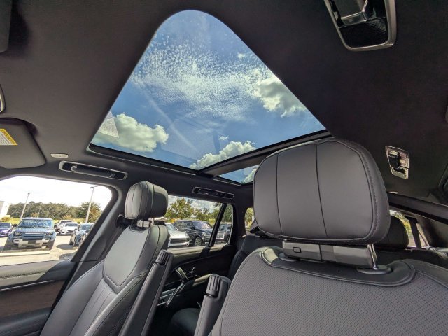 New 2027 Santorini Black Land Rover SE image 20