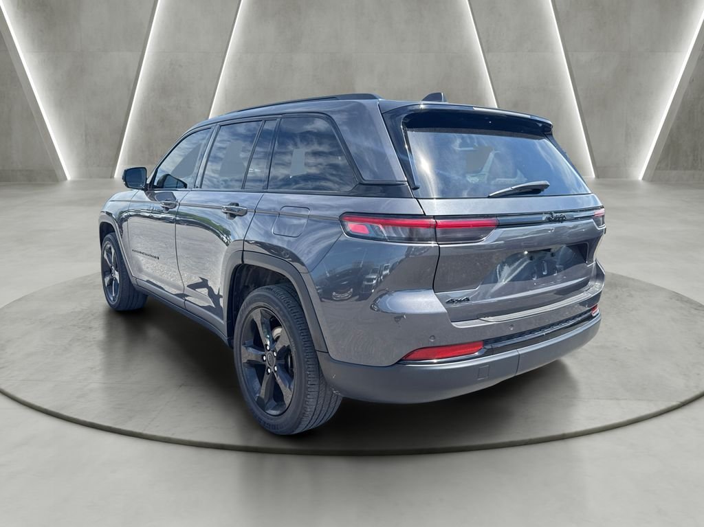 Used 2023 Gray Jeep Altitude X image 5