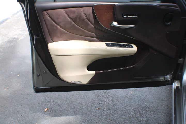 Used 2018  Lexus  image 6