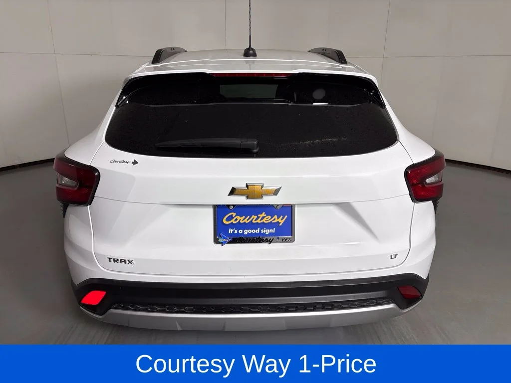 Used 2025 White Chevrolet LT image 9