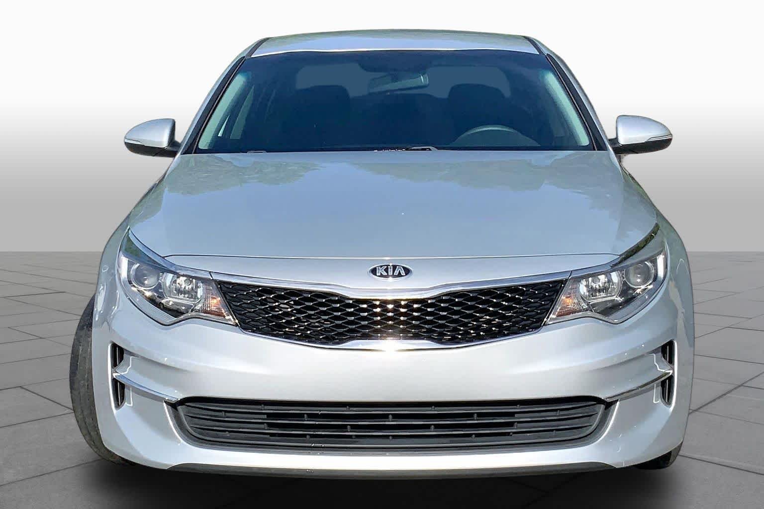 Used 2018 Sparkling Silver Kia LX image 4