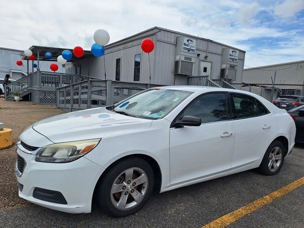 Used 2014 White Chevrolet LS image 1