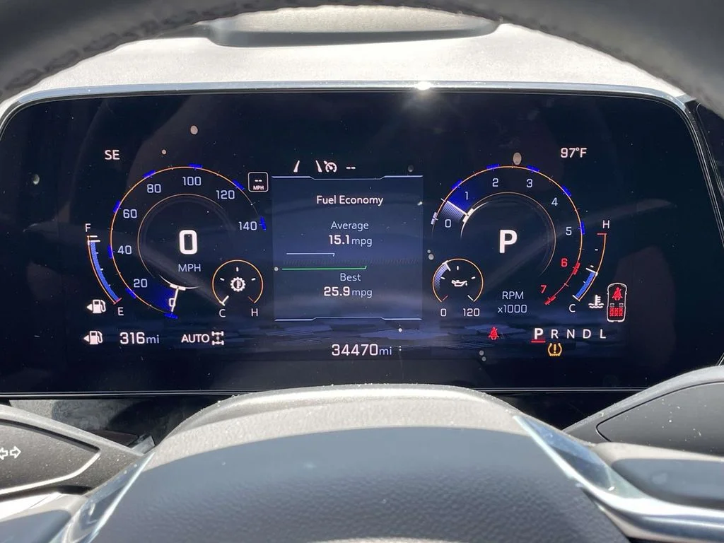 Used 2025 Gray Chevrolet Z71 image 31