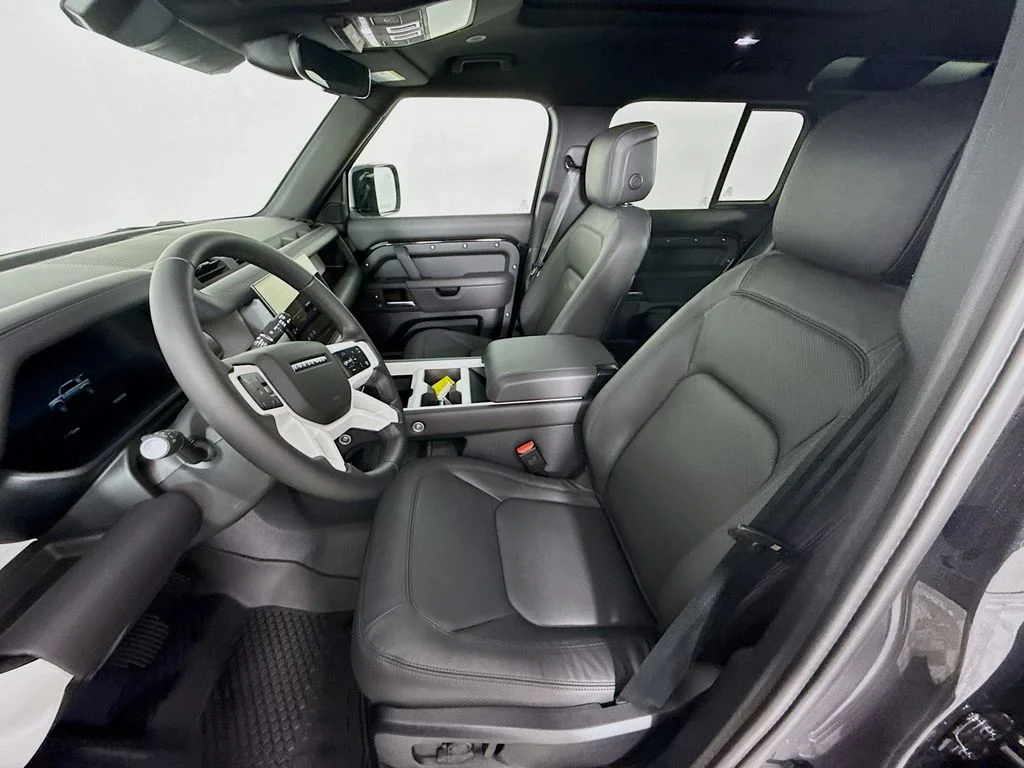 New 2026 Santorini Black Metallic Land Rover X-Dynamic SE image 5