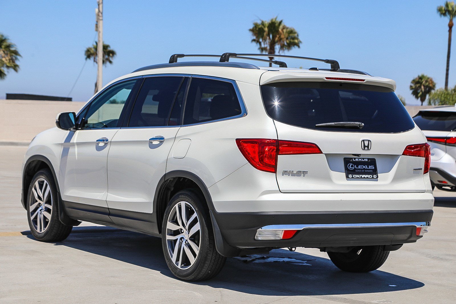 Used 2017 White Diamond Pearl Honda Touring image 4