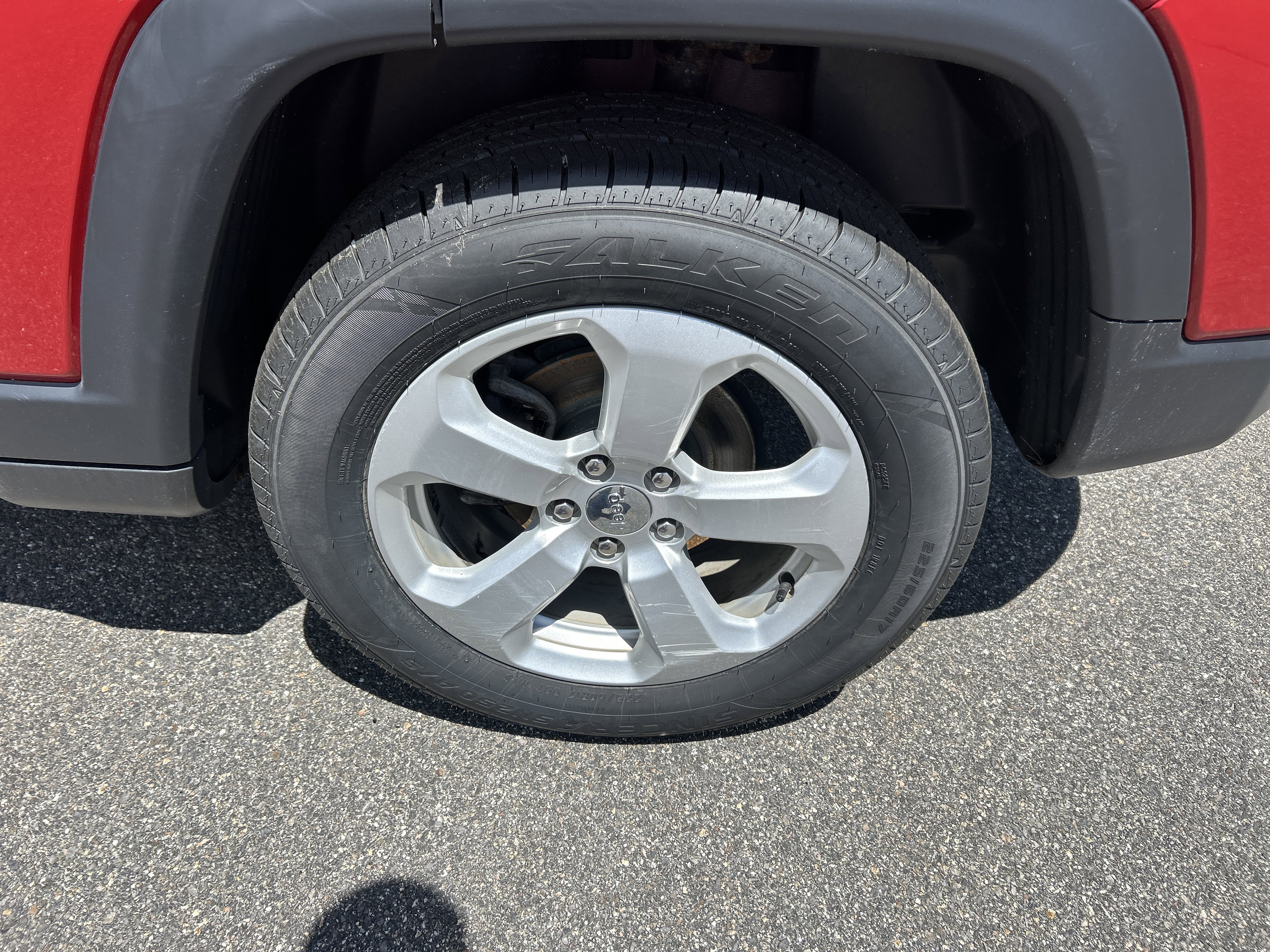 Used 2019 Redline Pearlcoat Jeep Latitude image 5