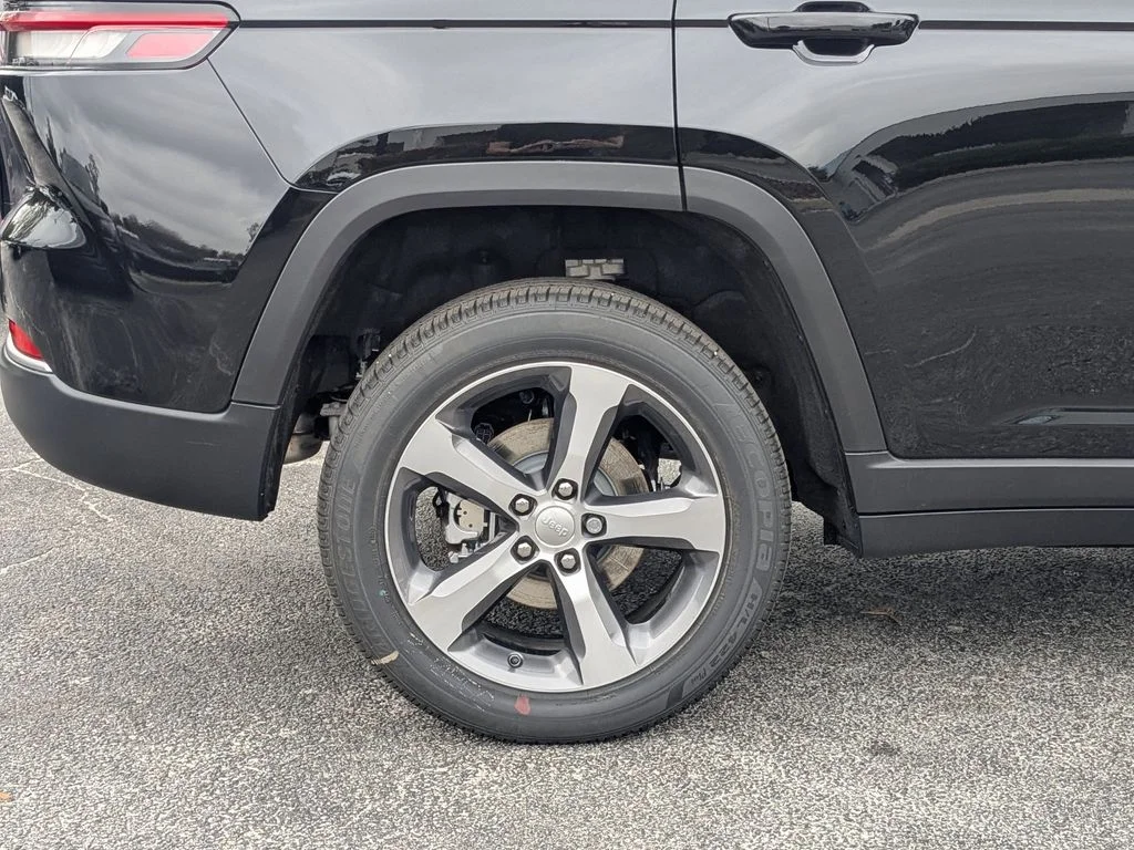 New 2026 Diamond Black Crystal Pearl-Coat Exterior Paint Jeep Limited image 12