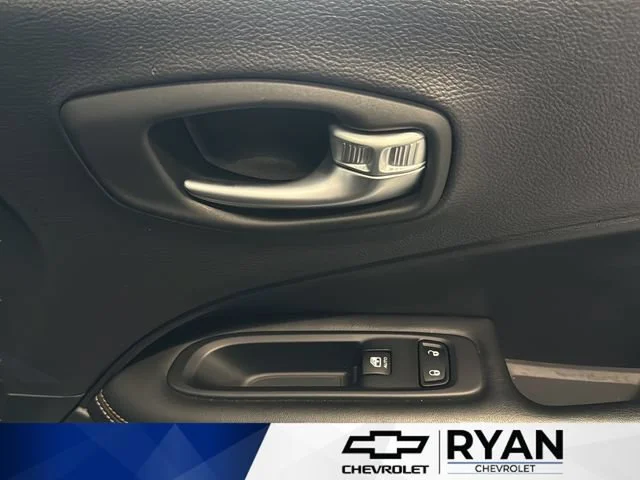 Used 2018 Silver Jeep Latitude image 38