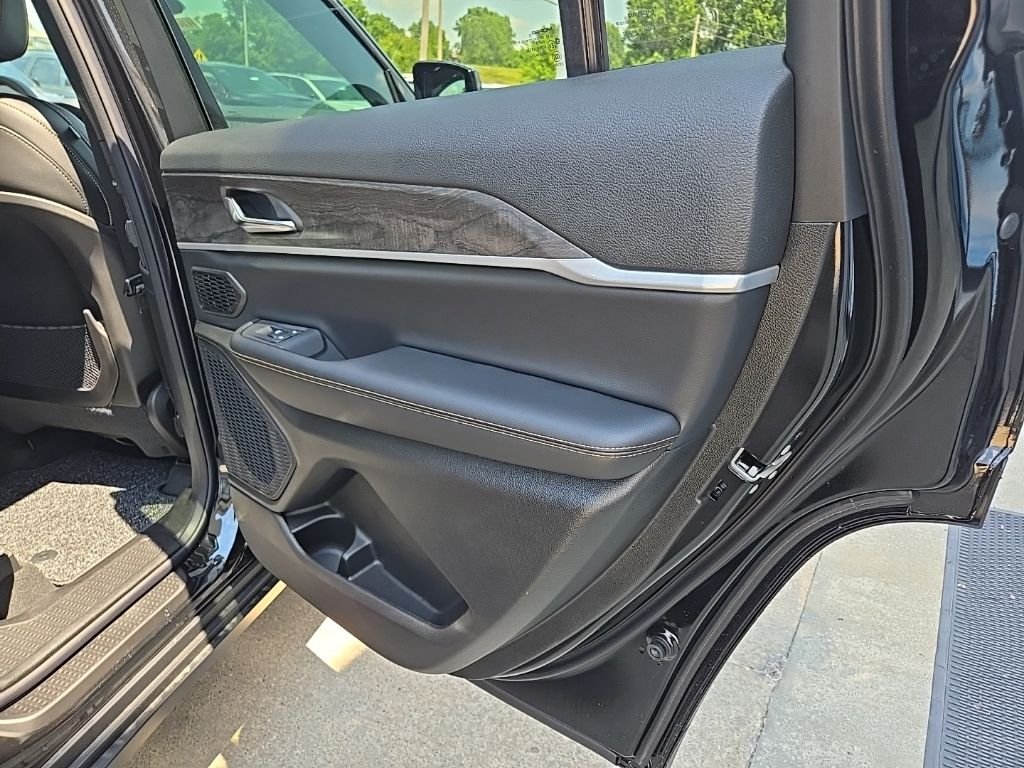 New 2026 Diamond Black Crystal Pearl-Coat Exterior Paint Jeep  image 88