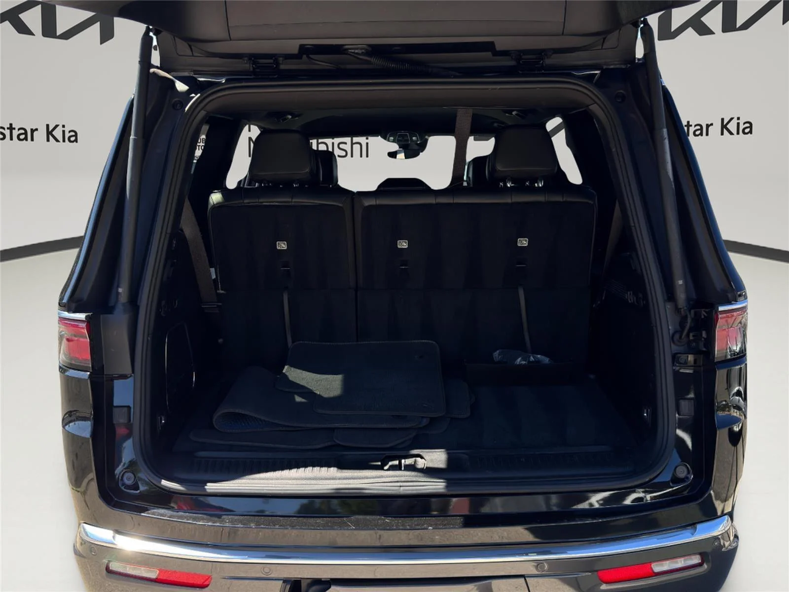 Used 2022 Diamond Black Crystal Pearlcoat Jeep Series II image 27
