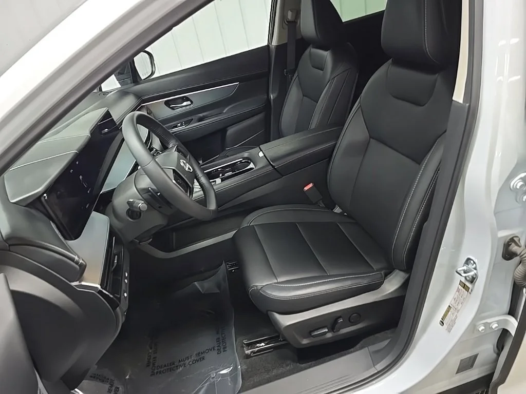 Used 2025 White Nissan SL image 32