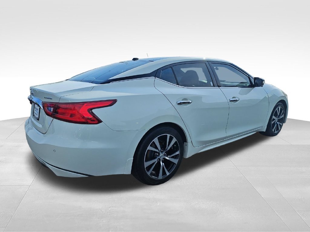 Used 2018 White Nissan Platinum image 5