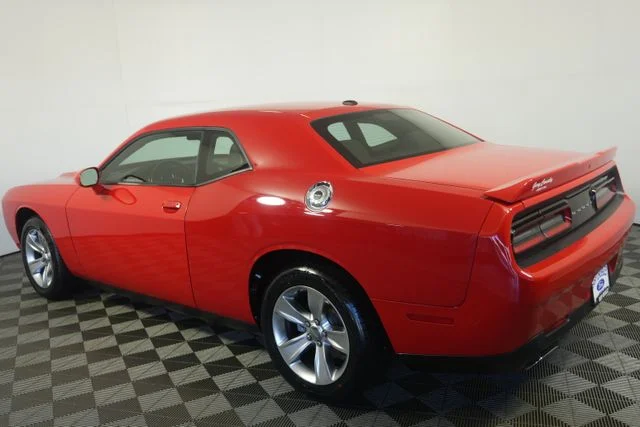 Used 2021 Torred Clearcoat Dodge SXT image 5