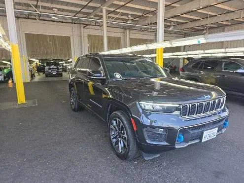 Used 2023 Rocky Mountain Pearlcoat Jeep Overland image 3