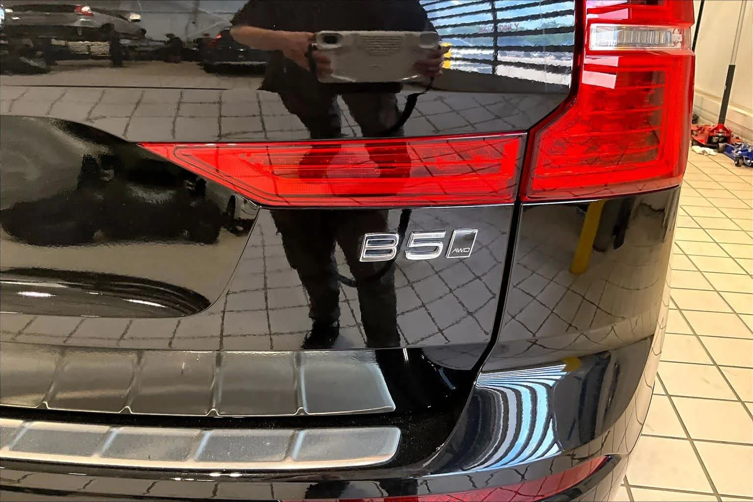 Used 2024 Onyx Black Metallic Volvo Plus Dark Theme image 10