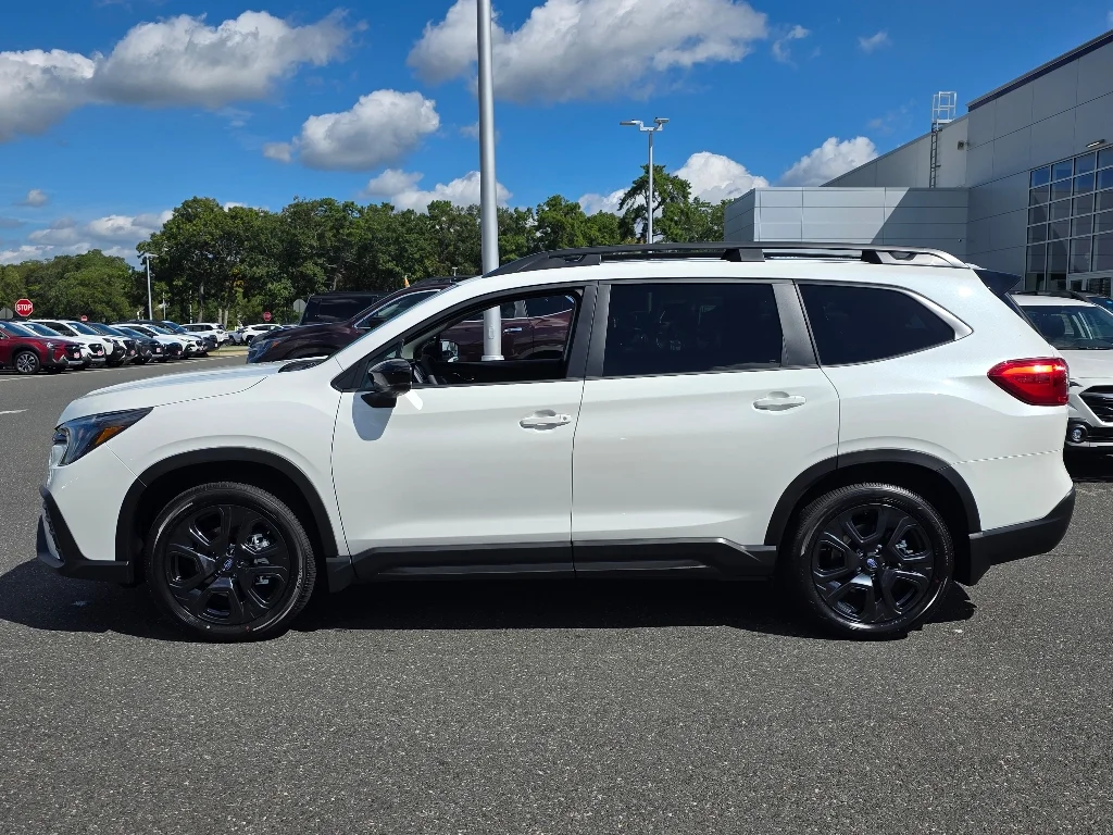 Used 2025 Crystal White Pearl Subaru Onyx Edition Touring image 9