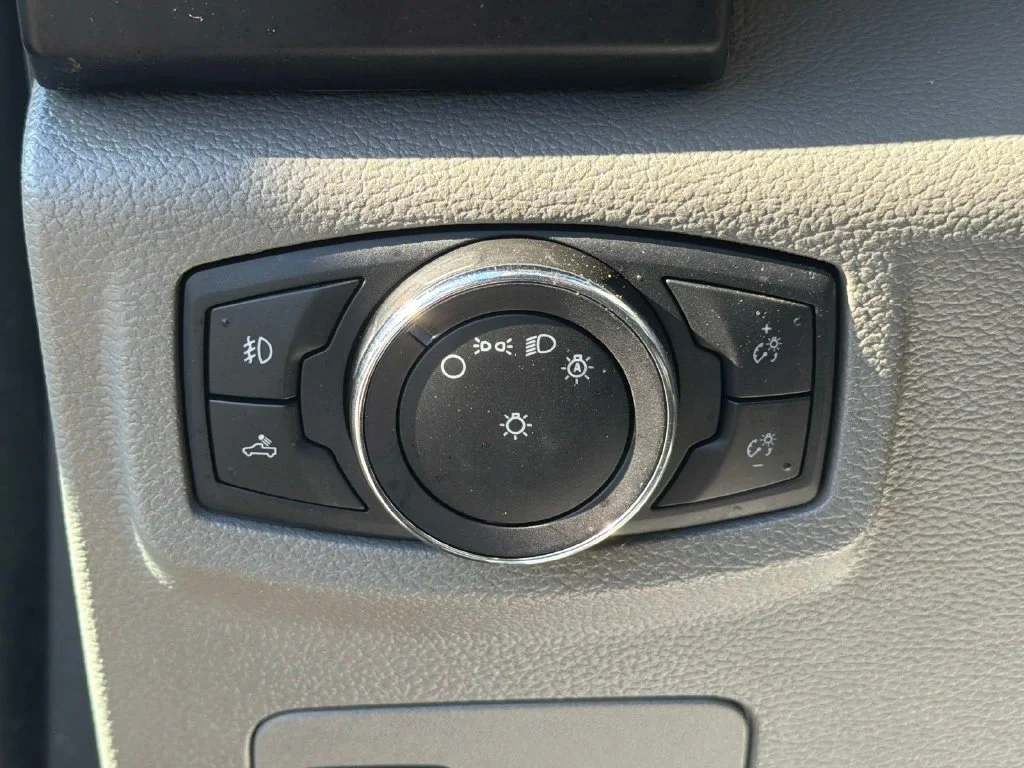 Used 2018 White Ford XL image 27