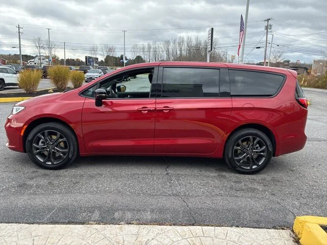 New 2026 Red Hot Pearl-Coat Exterior Paint Chrysler Select image 4