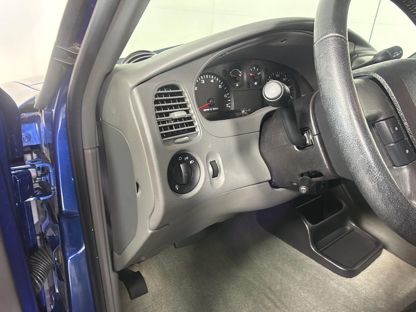 Used 2011 Vista Blue Metallic Ford XLT image 24