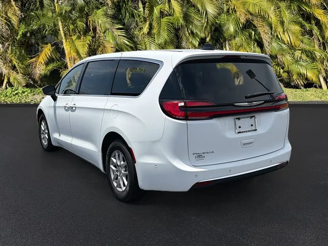 Used 2025 White Chrysler Select image 7