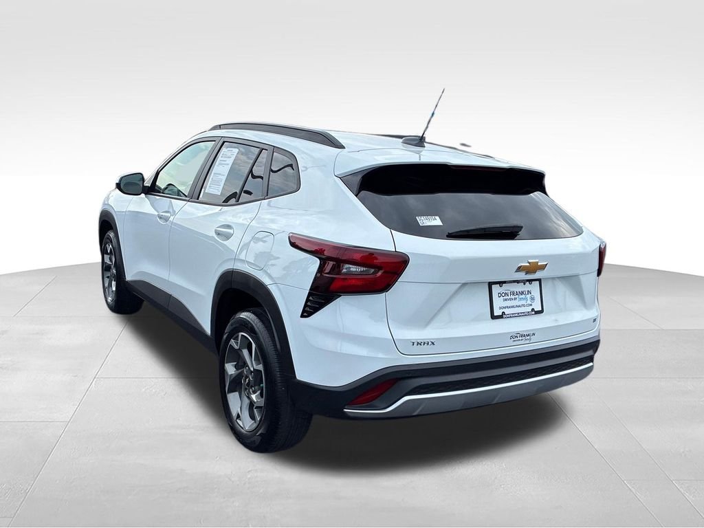 Used 2025 White Chevrolet LT image 3