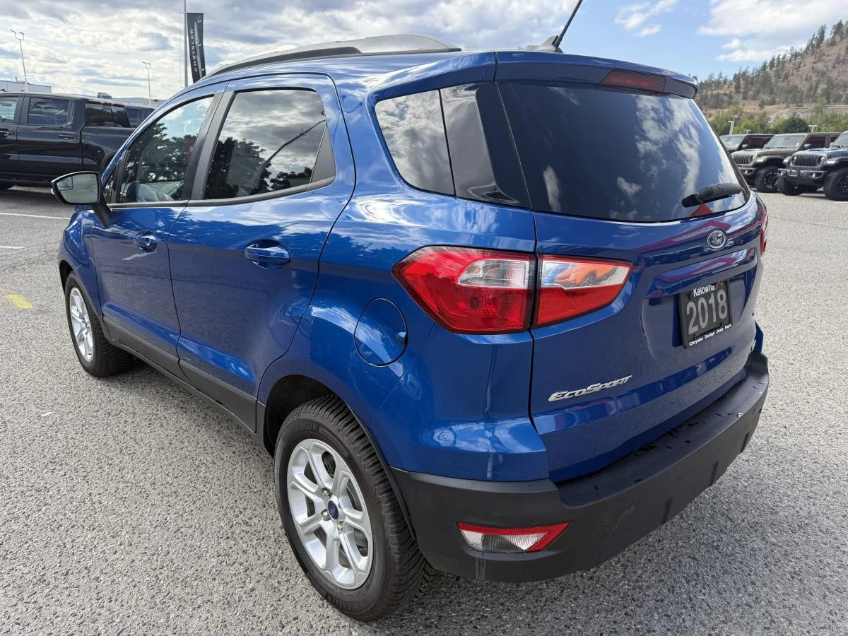 Used 2018 Blue Ford SE image 4