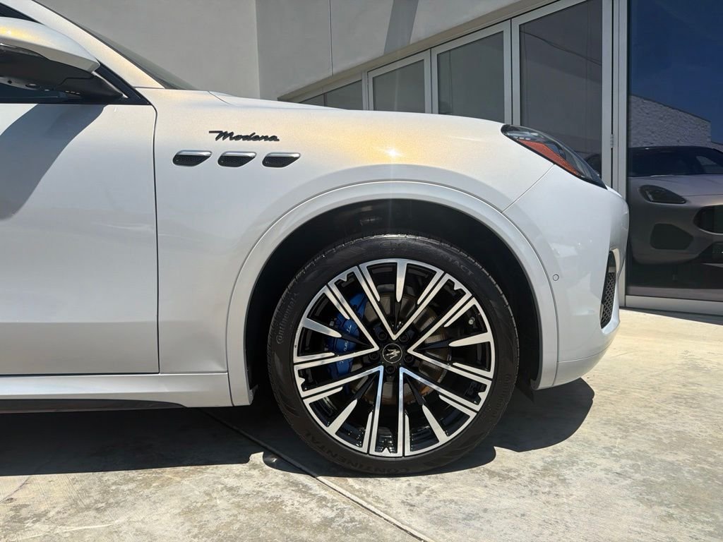 Certified Used 2023 Grigio Cangiante Tri-Coat Maserati Modena image 10