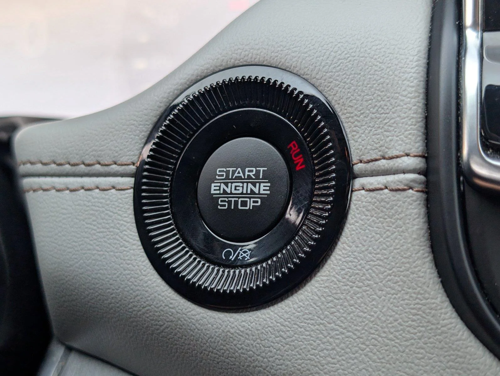 Used 2024 Sting-Gray Clearcoat Jeep Limited image 26