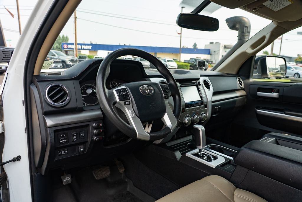 Used 2014 Super White Toyota SR5 image 26