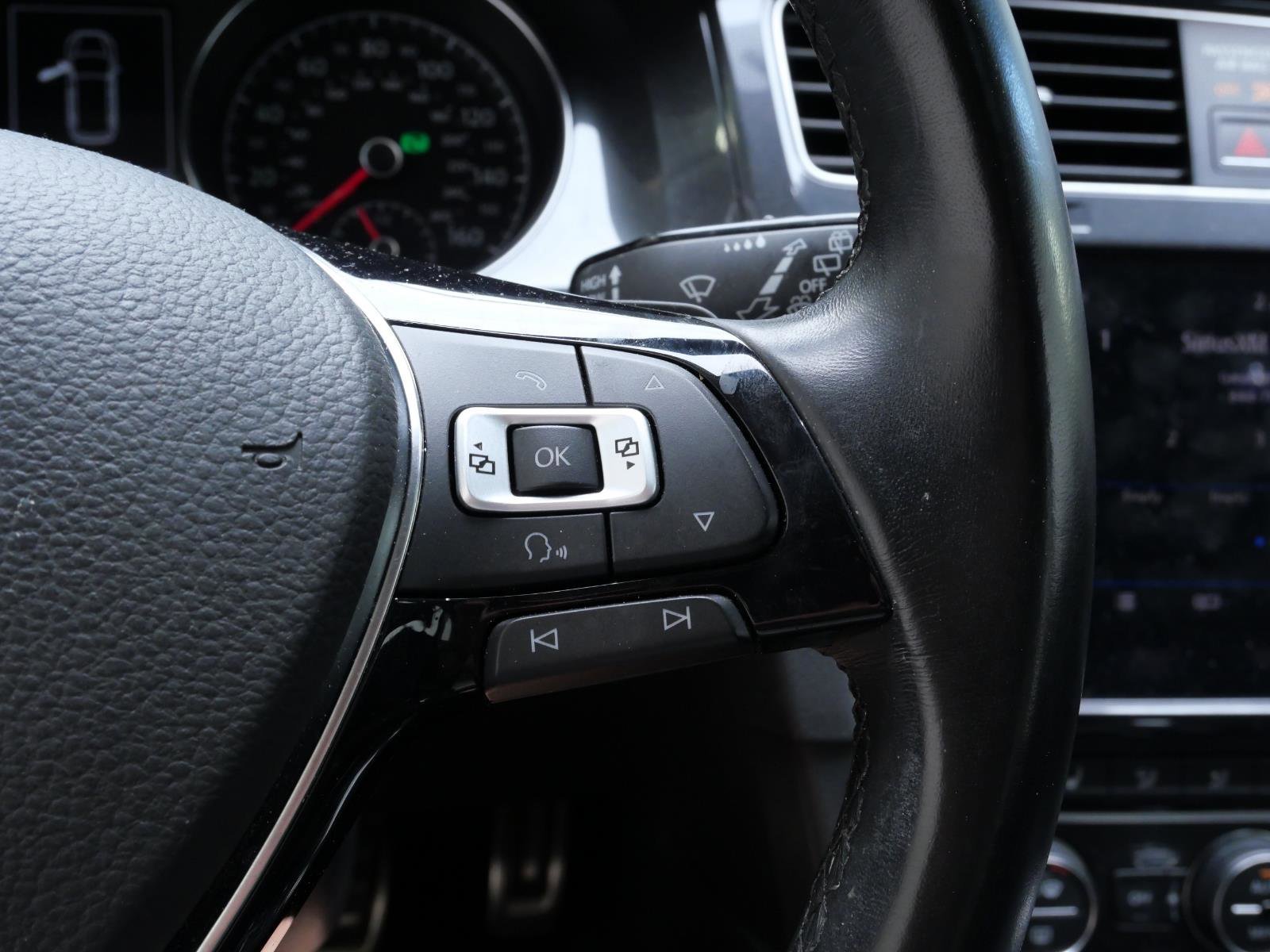Used 2018  Volkswagen S image 14