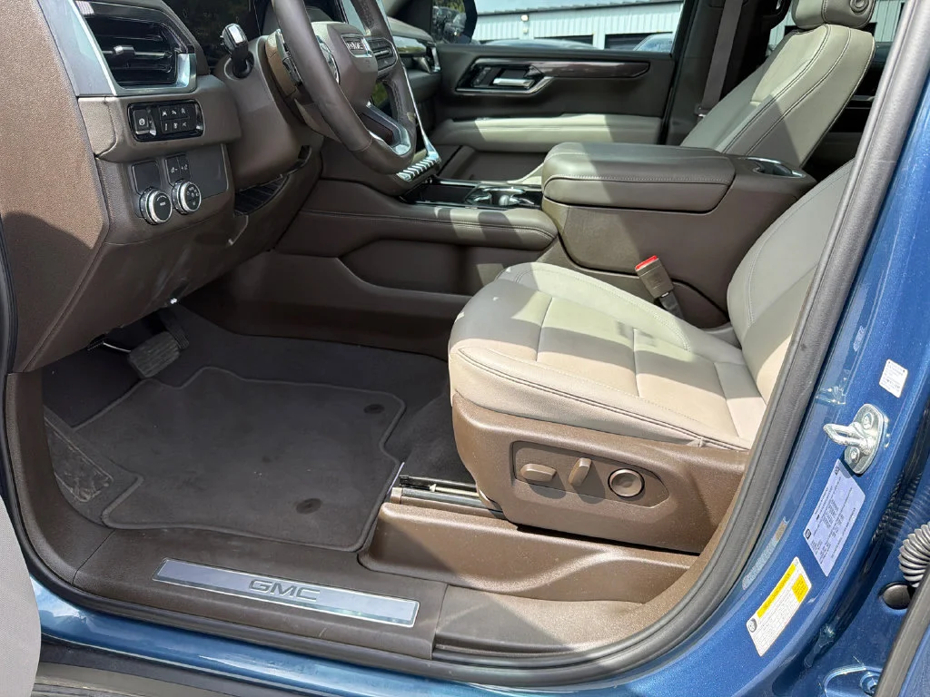 Used 2025 Blue GMC Elevation image 9