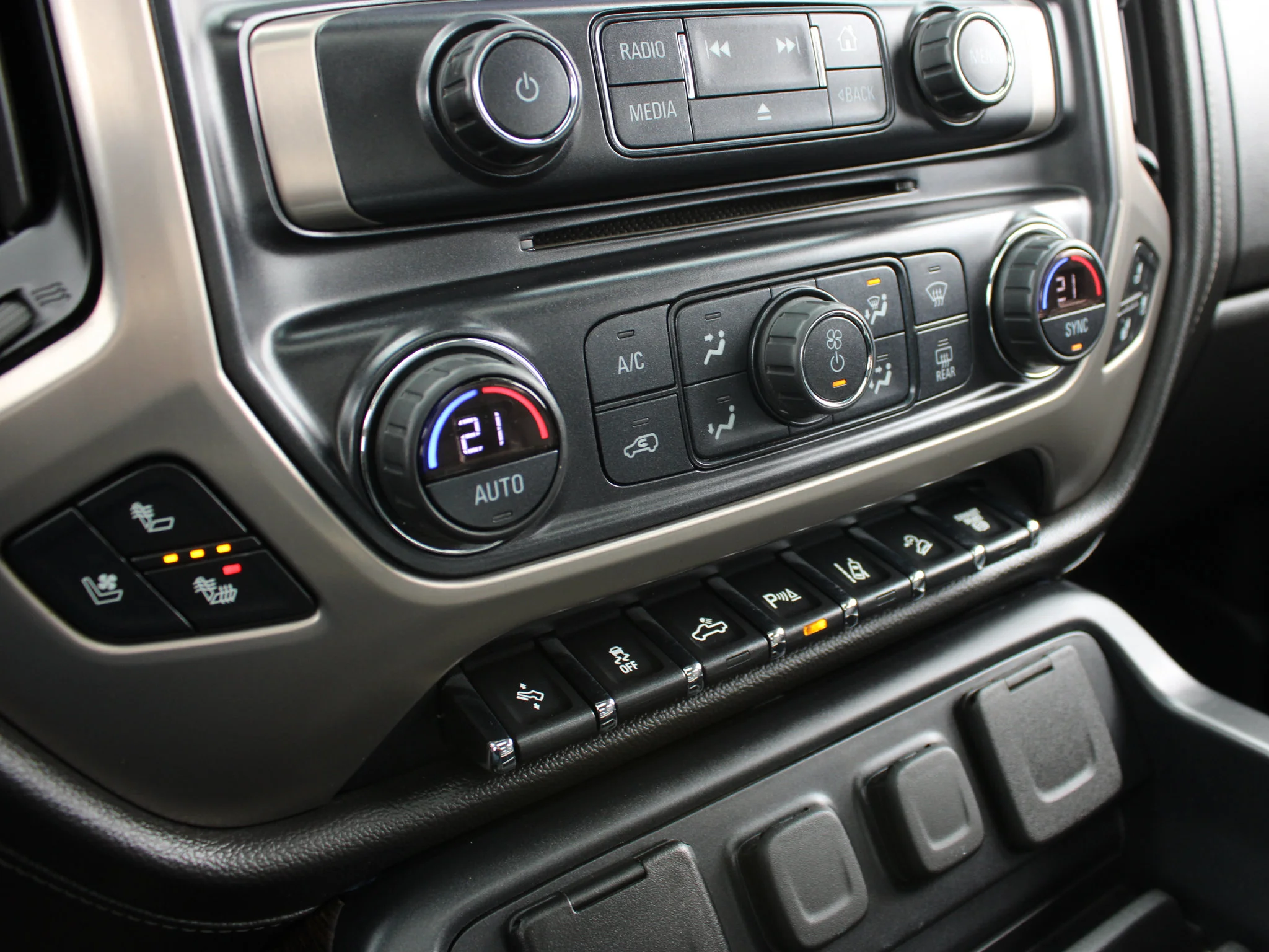 Used 2019 White GMC Denali * Diesel | 5th Wheel/Gooseneck Prep | Heated/Vented Leather | Sunroof | Remote Start image 30