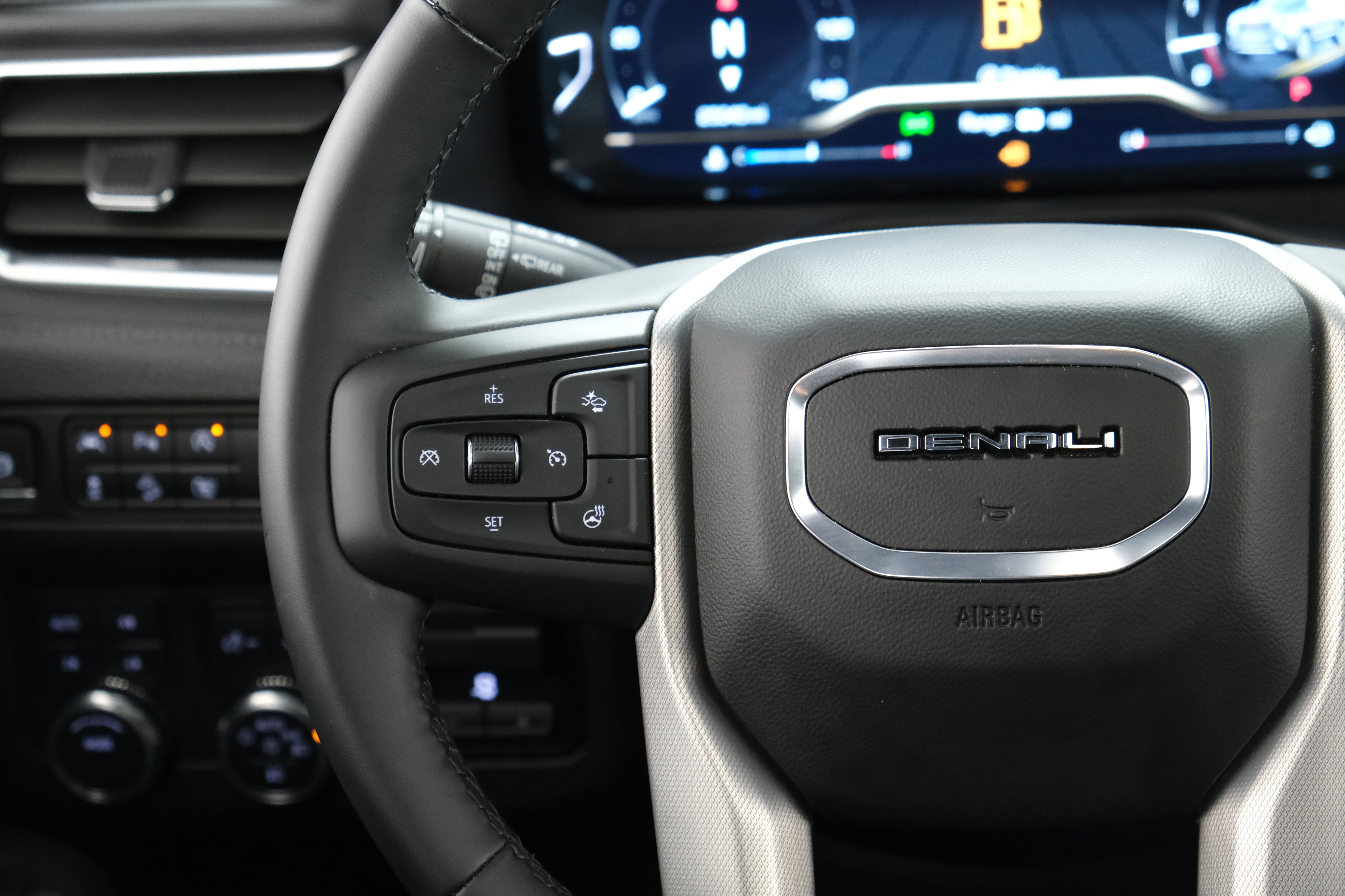 2024 GMC Yukon Denali - Photo 12