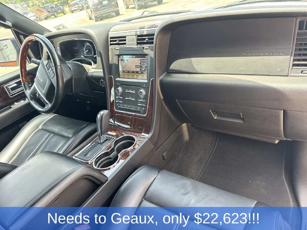 Used 2017 White Lincoln Select image 35