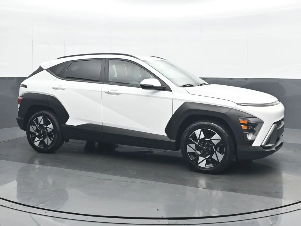 Used 2025 White Hyundai SEL image 8
