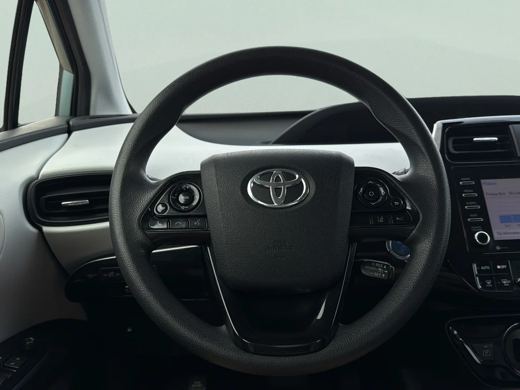 Used 2022 Pearl Toyota LE image 30