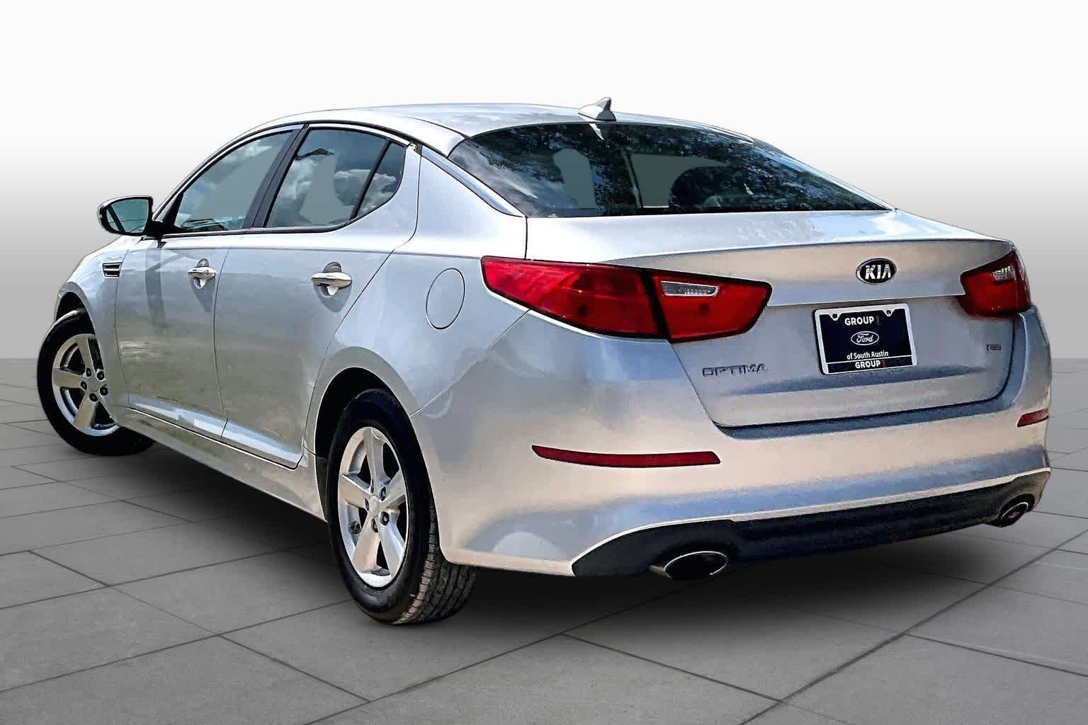 Used 2015 Sparkling Silver Kia LX image 6