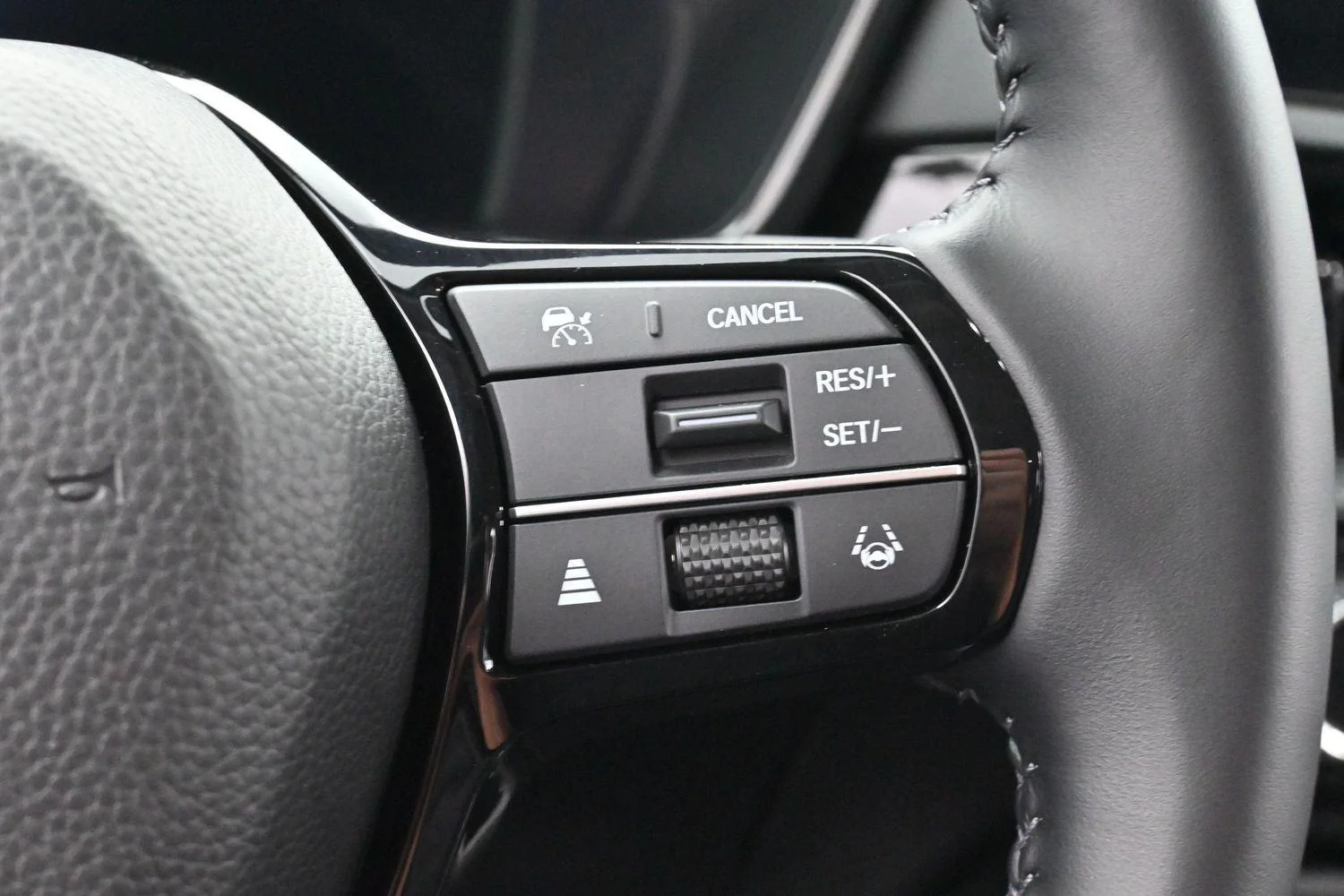 Used 2025 Gray Chrysler Select image 16