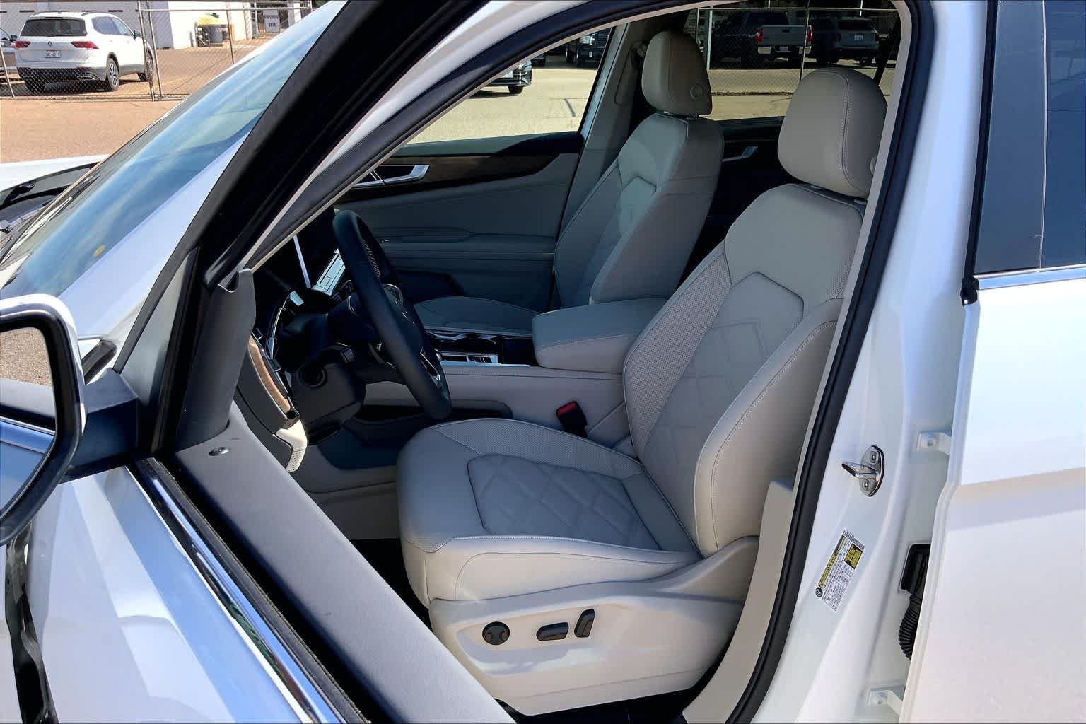New 2026 Opal White Pearl Volkswagen 2.0T SE w/Technology image 9
