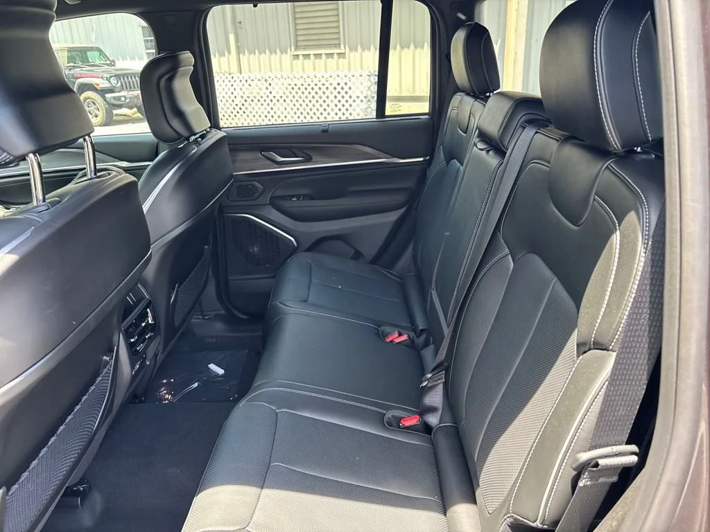 2025 Jeep Grand Cherokee Overland - Photo 14
