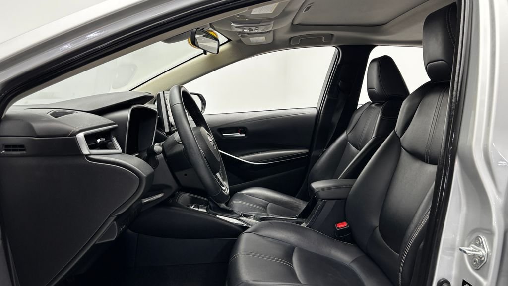 Used 2020 Silver Toyota XLE image 11
