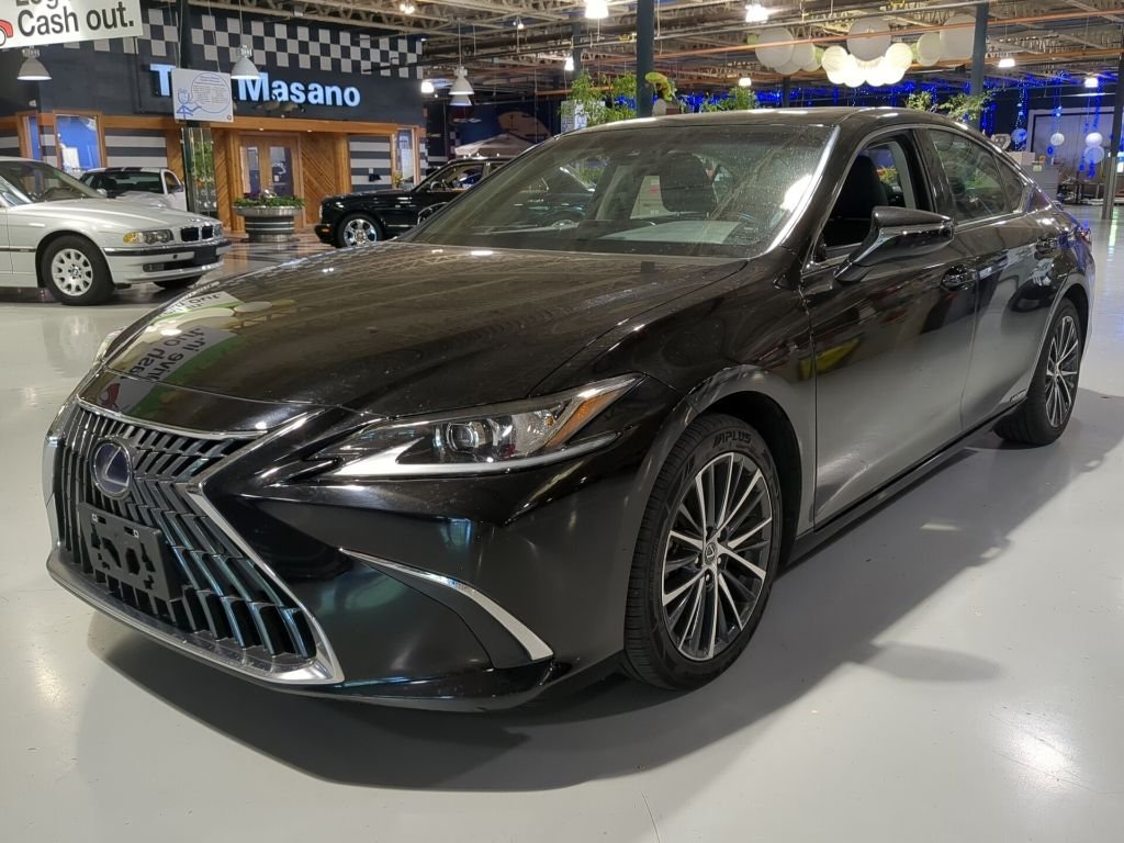 2022 Lexus ES 300h 300h's photo