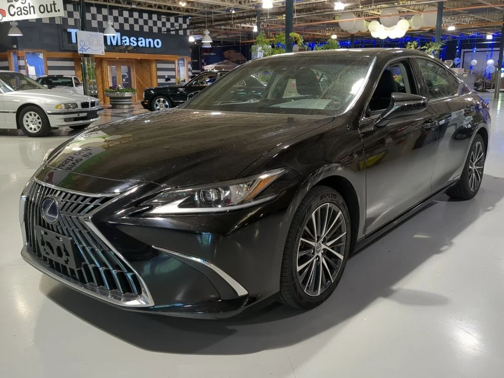 2022 Lexus ES 300h 300h's photo