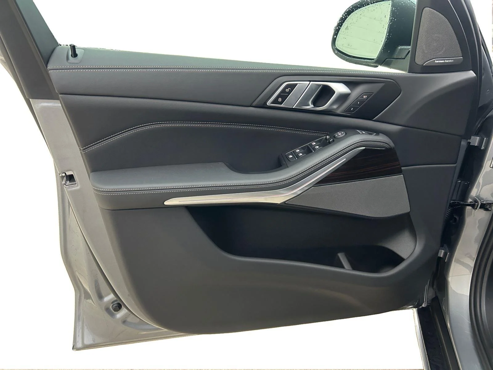 Used 2024 Skyscraper Grey Metallic BMW xDrive40i image 9