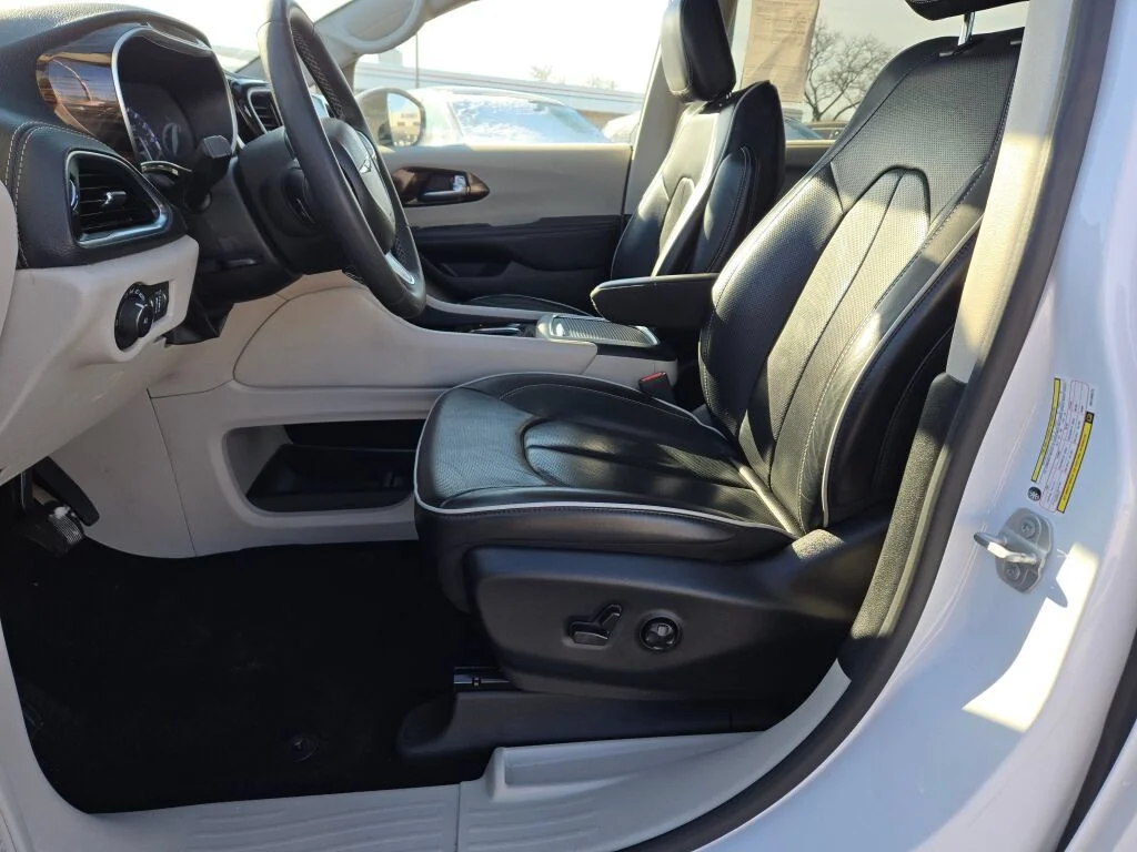 Used 2024 White Chrysler Limited image 24